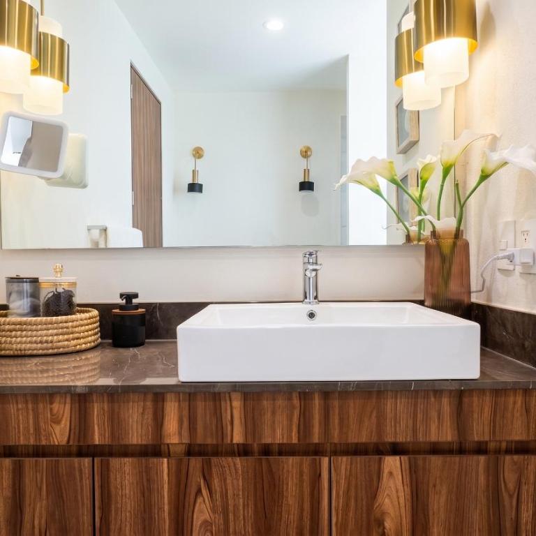 LUX 2-Storie 3-BDR , 3.5 Bath Penthouse - Three-Bedroom Apartment - High Floor - 31