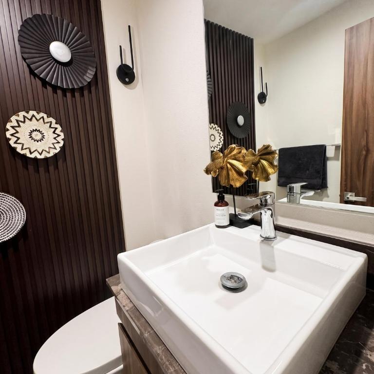 LUX 2-Storie 3-BDR , 3.5 Bath Penthouse - Three-Bedroom Apartment - High Floor - 37