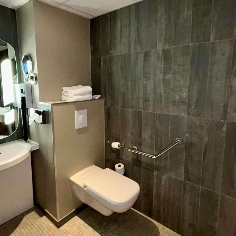 ibis Saint-Malo Madeleine - Superior Room with walk-in shower - Mobility Access - 3