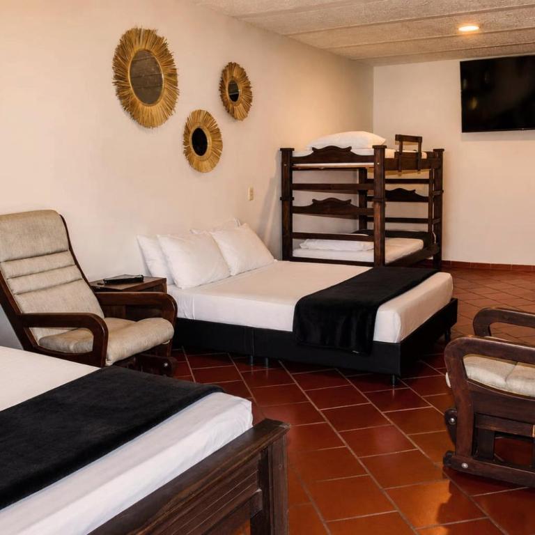 Hotel Campestre Palmas del Zamorano - Habitación Familiar con baño - 2