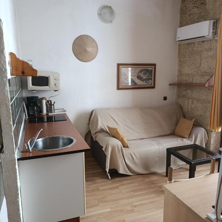 estudio muy centrico alicante , casco antiguo ,habitacion, salon comedor,pequeña cocina,baño ,balcon,air cond, - Appartement 1 Chambre - 1