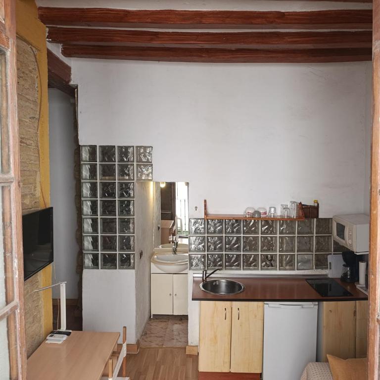 estudio muy centrico alicante , casco antiguo ,habitacion, salon comedor,pequeña cocina,baño ,balcon,air cond, - Appartement 1 Chambre - 6