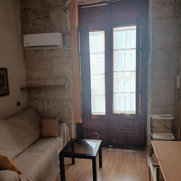 estudio muy centrico alicante , casco antiguo ,habitacion, salon comedor,pequeña cocina,baño ,balcon,air cond, - Appartement 1 Chambre - 7