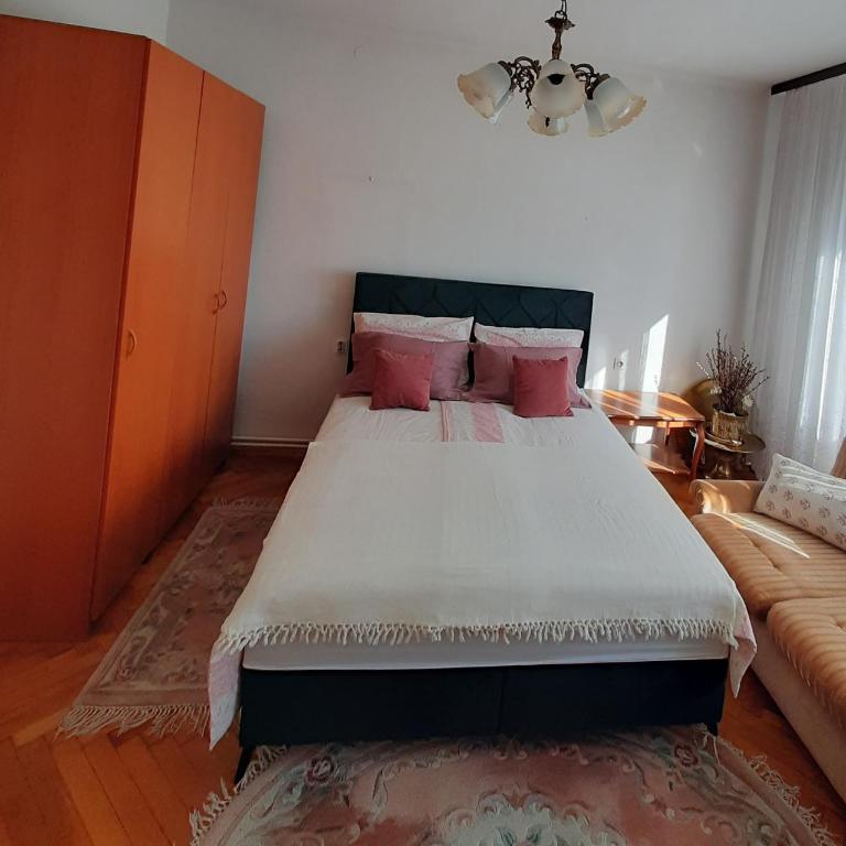 Apartman Meda Centar Drvenija Sarajevo - Three-Bedroom Apartment - 14