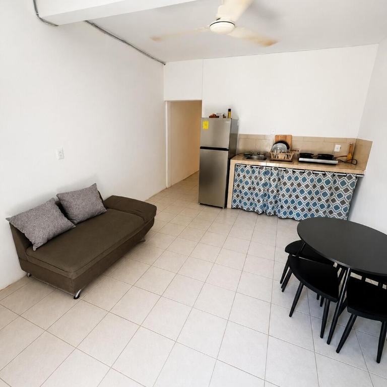 2-Bedroom Apartment with AC - 5 min from Malecón - Apartamento de 2 dormitorios - 1