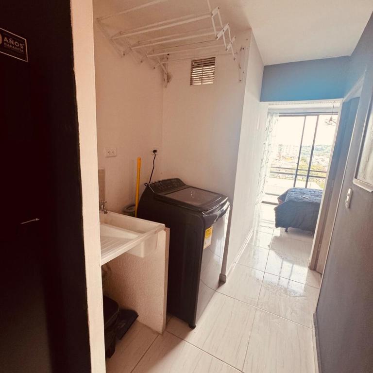 Apartamento Moderno con Balcón y Vista en el centro de Pereira - One-Bedroom Apartment - 11