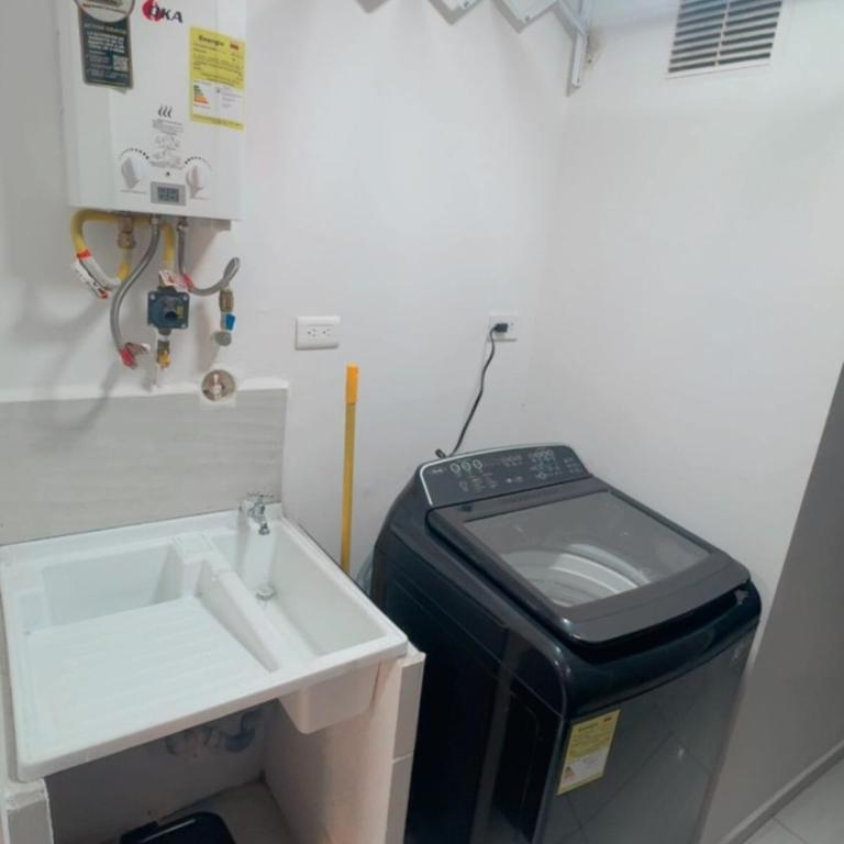 Apartamento Moderno con Balcón y Vista en el centro de Pereira - One-Bedroom Apartment - 12