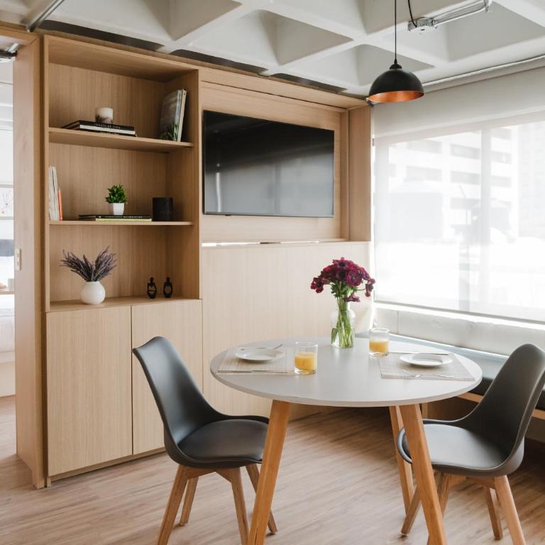 Praga Suites 10 King Bed, Fast WiFi & Comfort - Maison de Vacances - 1