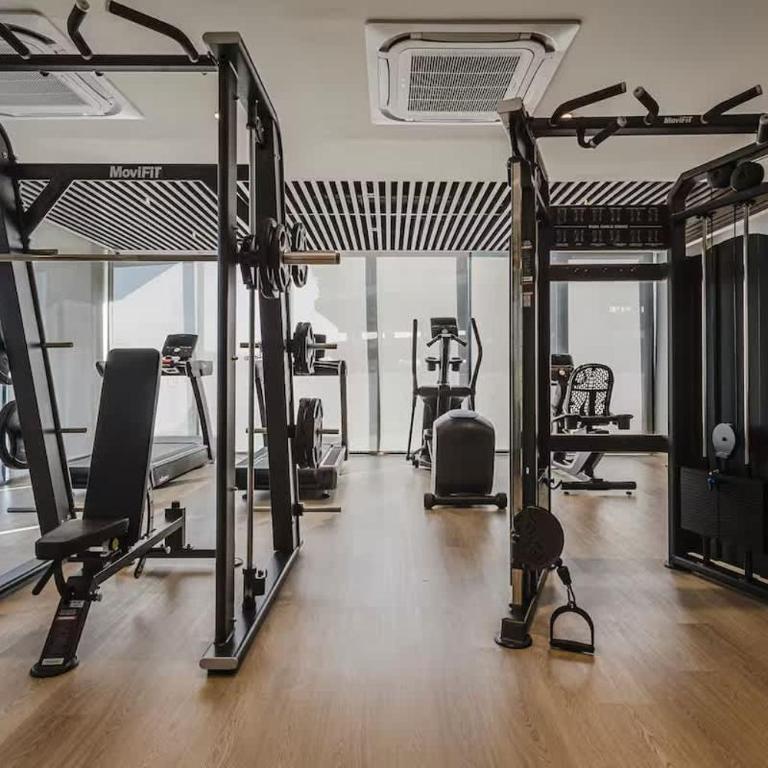 Beachfront Penthouse Spacious, Gym, Pool, 6PPL - Two-Bedroom Apartment - 27