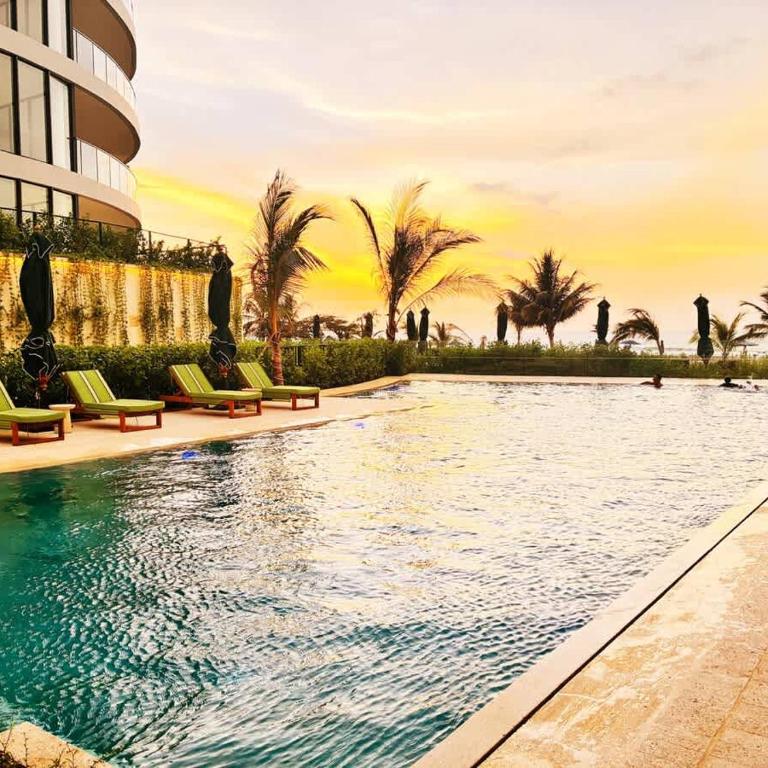 Beachfront Penthouse Spacious, Gym, Pool, 6PPL - Two-Bedroom Apartment - 63