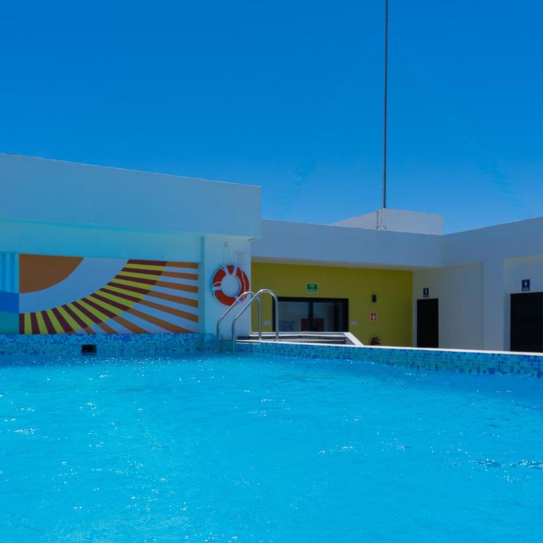Departamento de lujo en Zona Dorada, Alberca Infinity, A 1 cuadra de la playa - Two-Bedroom Apartment with Balcony - 8