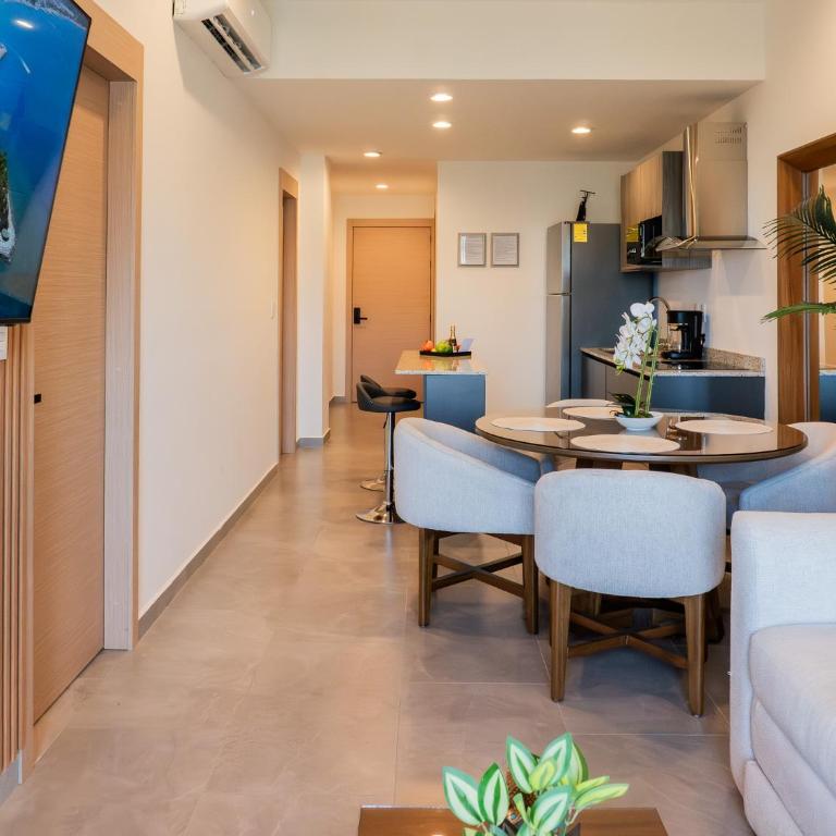 Departamento de lujo en Zona Dorada, Alberca Infinity, A 1 cuadra de la playa - Two-Bedroom Apartment with Balcony - 7