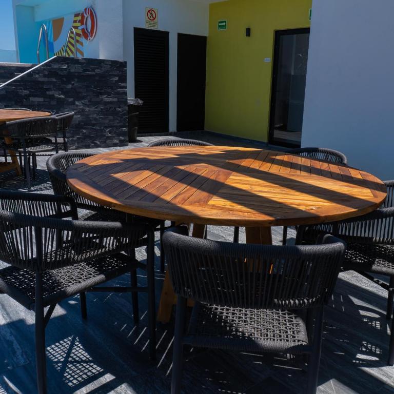 Departamento de lujo en Zona Dorada, Alberca Infinity, A 1 cuadra de la playa - Two-Bedroom Apartment with Balcony - 25