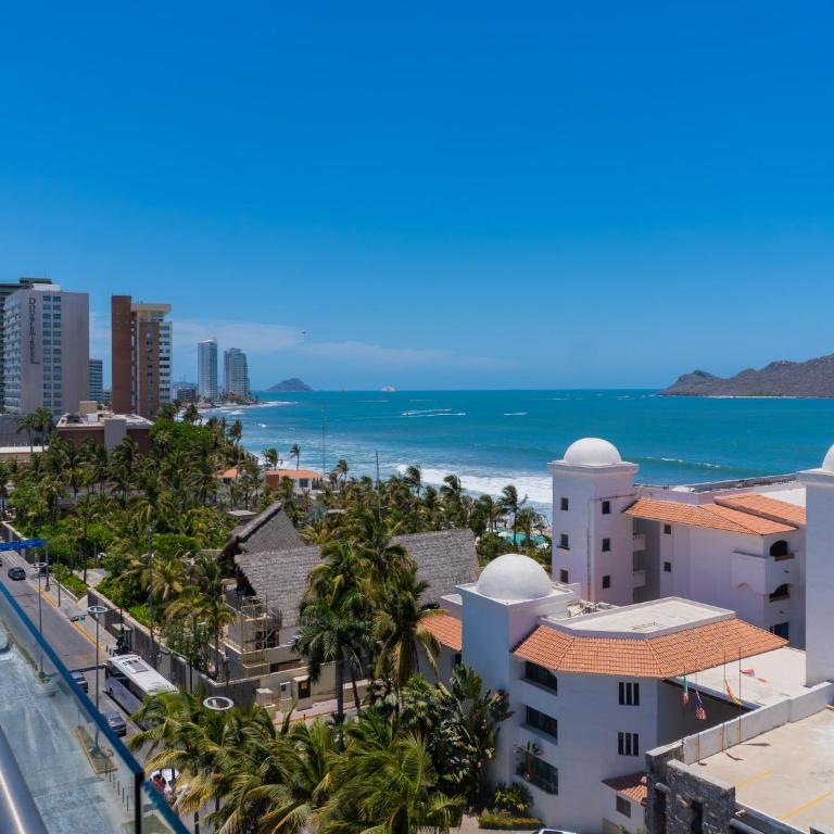 Departamento de lujo en Zona Dorada, Alberca Infinity, A 1 cuadra de la playa - Two-Bedroom Apartment with Balcony - 26