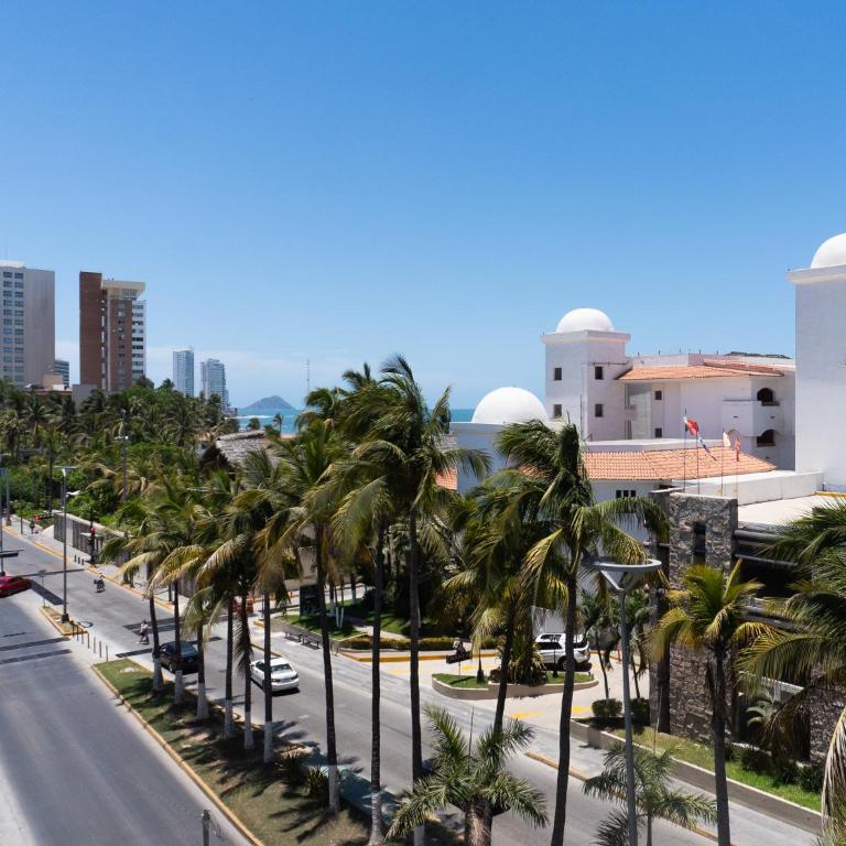 Departamento de lujo en Zona Dorada, Alberca Infinity, A 1 cuadra de la playa - Two-Bedroom Apartment with Balcony - 5