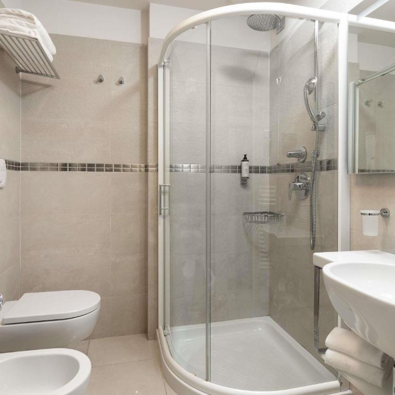 Mercure Hotel Rimini Artis - Superior Doppelzimmer mit Balkon und seitlichem Meerblick - 6