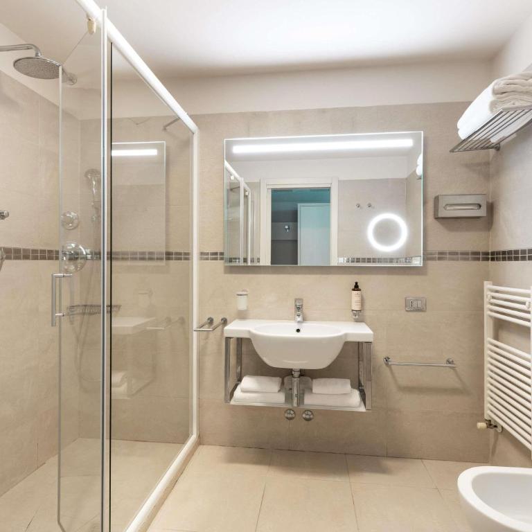 Mercure Hotel Rimini Artis - Superior Doppelzimmer mit Schlafsofa und Balkon mit seitlichem Meerblick - 6