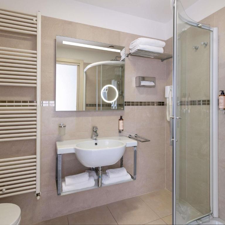 Mercure Hotel Rimini Artis - Classic Twin Room with Balcony with side sea view - 6