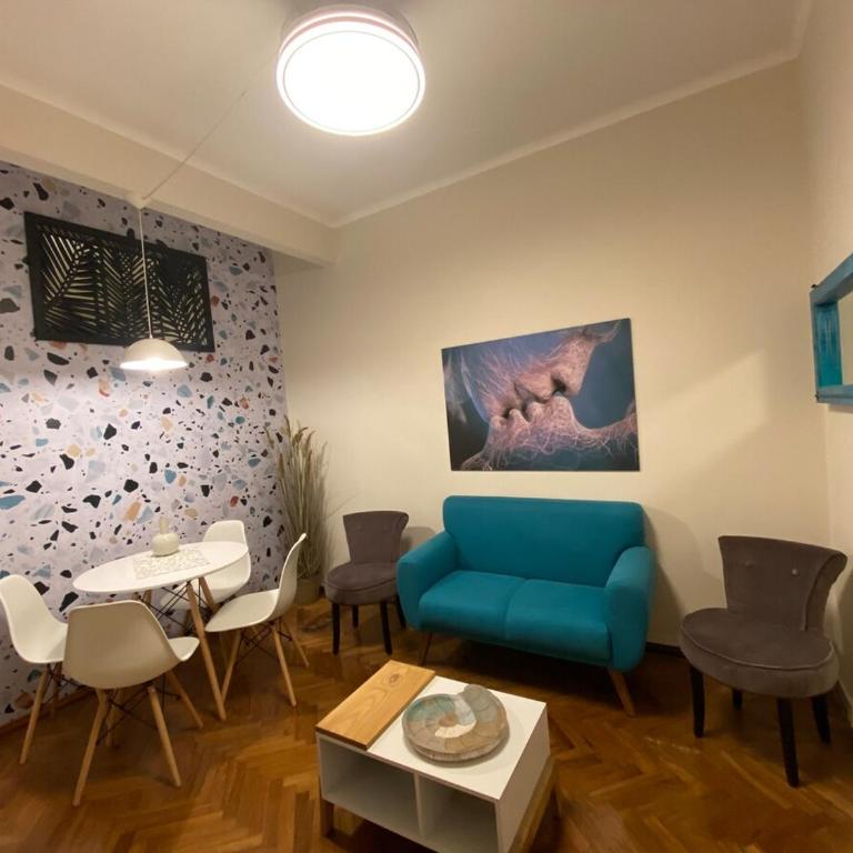 Turquoise, 2 bedroom garage, great location - Two-Bedroom Apartment - 1