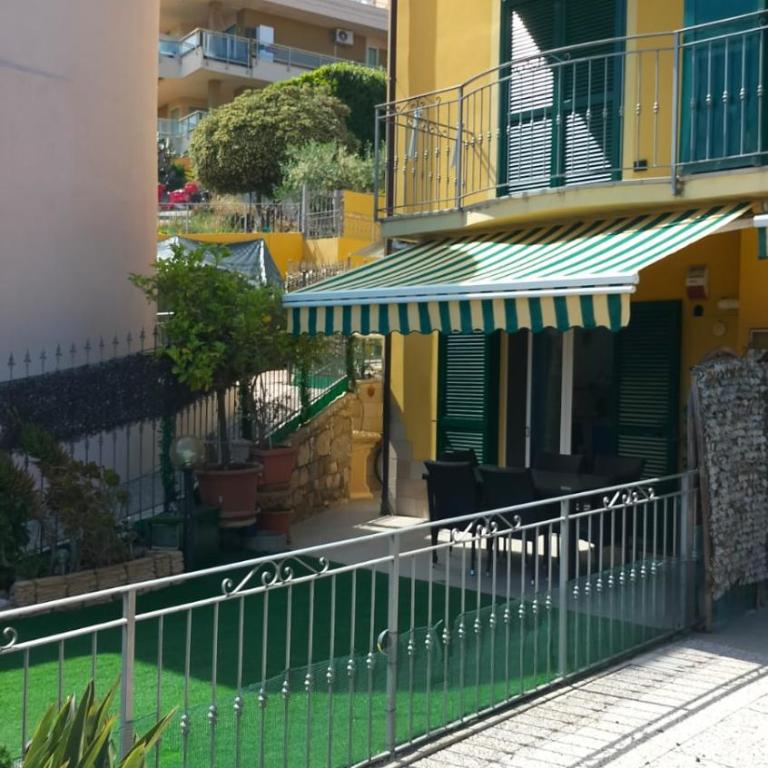 Bilocale con giardino, vista mare e parcheggio privato - Apartamento de 1 dormitorio - 17