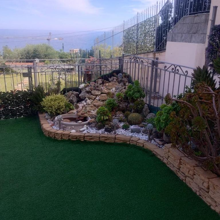 Bilocale con giardino, vista mare e parcheggio privato - Apartamento de 1 dormitorio - 1