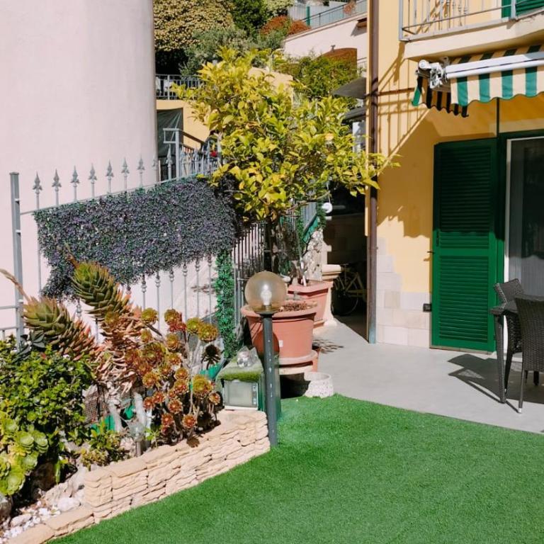 Bilocale con giardino, vista mare e parcheggio privato - Apartamento de 1 dormitorio - 25