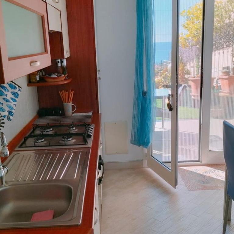 Bilocale con giardino, vista mare e parcheggio privato - Apartamento de 1 dormitorio - 28
