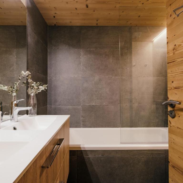 Chalet 4★, 15 pers, La Clusaz, sauna, centre village, 7 chambres - FR-1-304-177 - Chalet (13 Adultes) - 16
