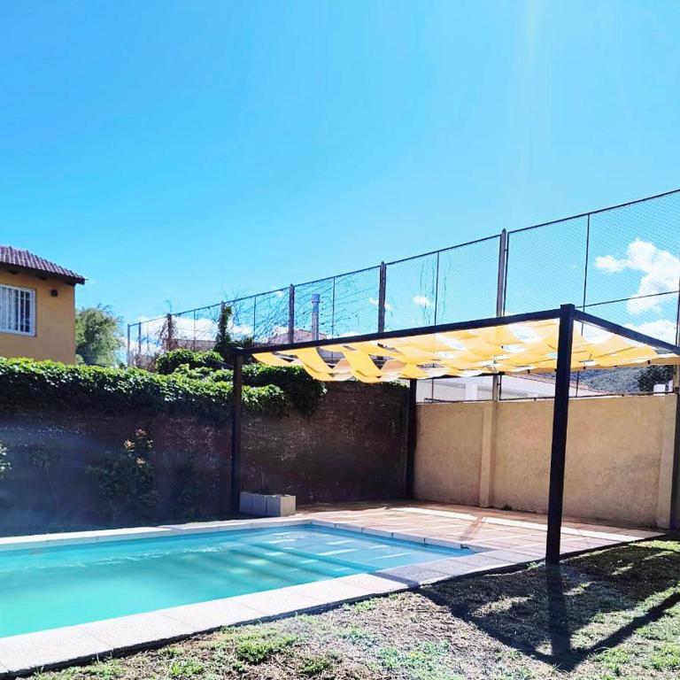 Excepcional casa en Carlos Paz con piscina a dos cuadras del rio - Three-Bedroom House - 34
