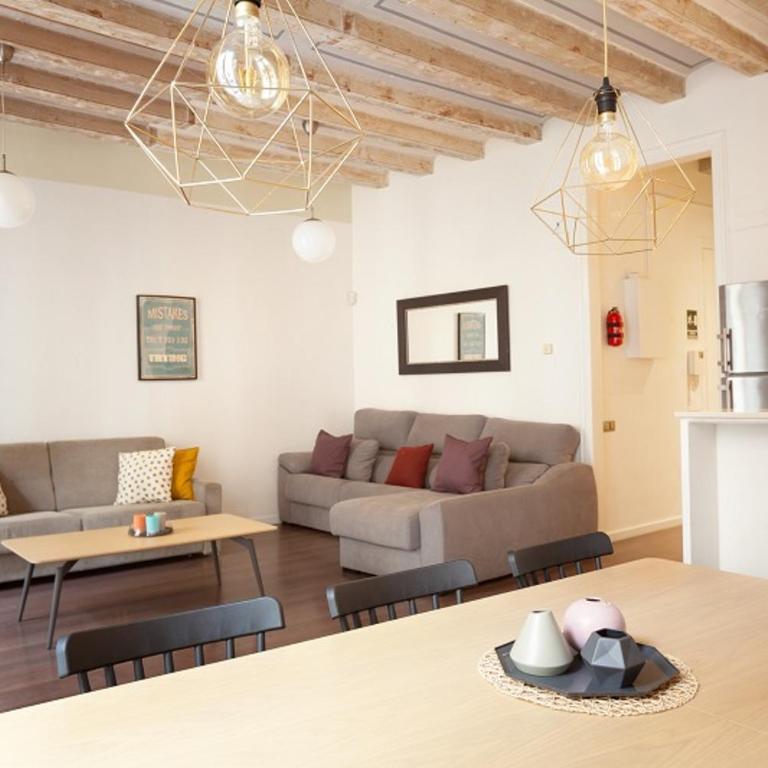 Rent Top Apartments near Plaza de Catalunya - Apartamento de 4 dormitorios con balcón - Hospital - 15