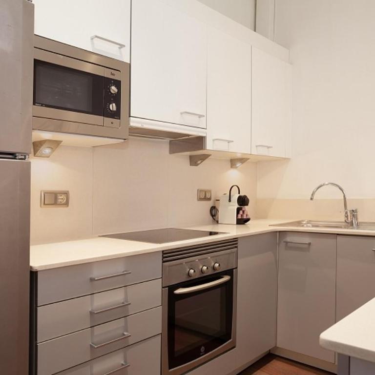 Rent Top Apartments near Plaza de Catalunya - Apartamento de 4 dormitorios con balcón - Hospital - 18