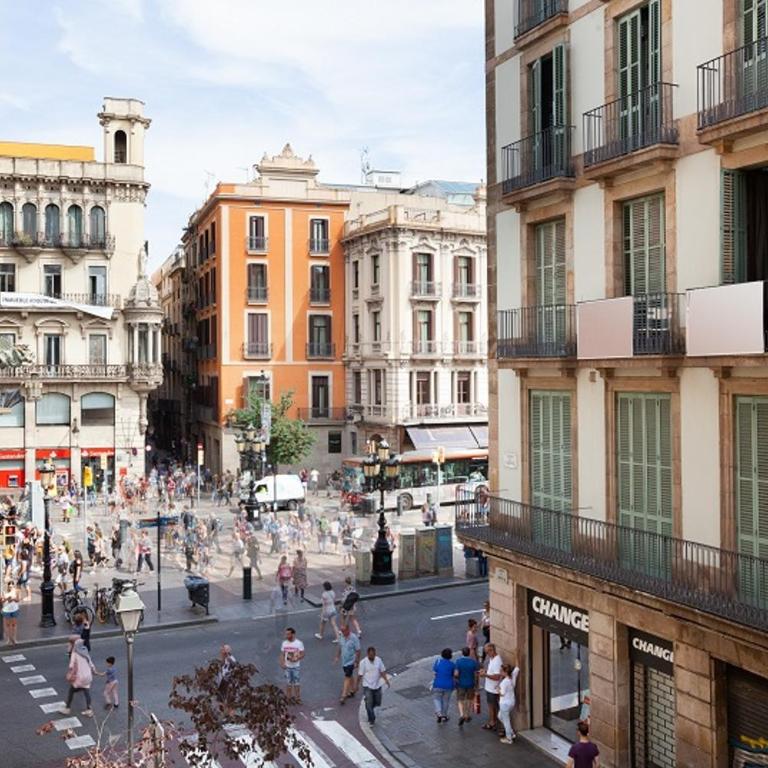 Rent Top Apartments near Plaza de Catalunya - Apartamento de 4 dormitorios con balcón - Hospital - 2