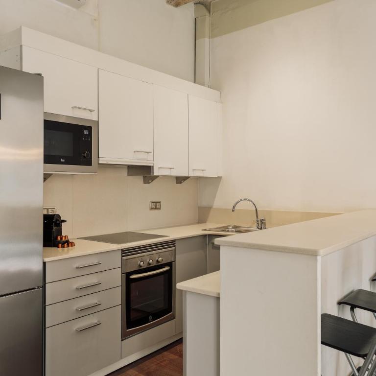 Rent Top Apartments near Plaza de Catalunya - Apartamento de 4 dormitorios con balcón - Hospital - 24