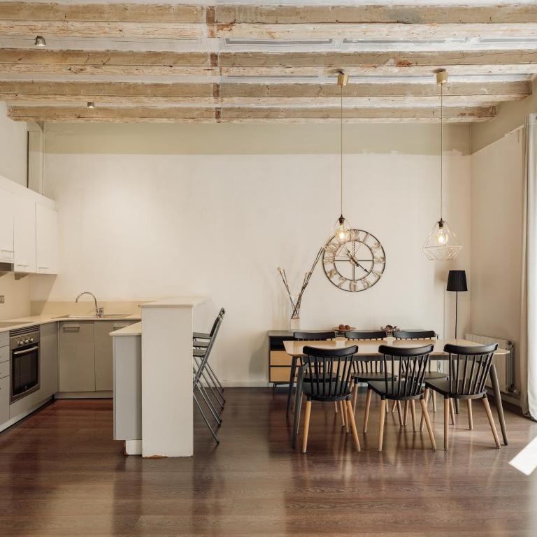 Rent Top Apartments near Plaza de Catalunya - Apartamento de 4 dormitorios con balcón - Hospital - 21