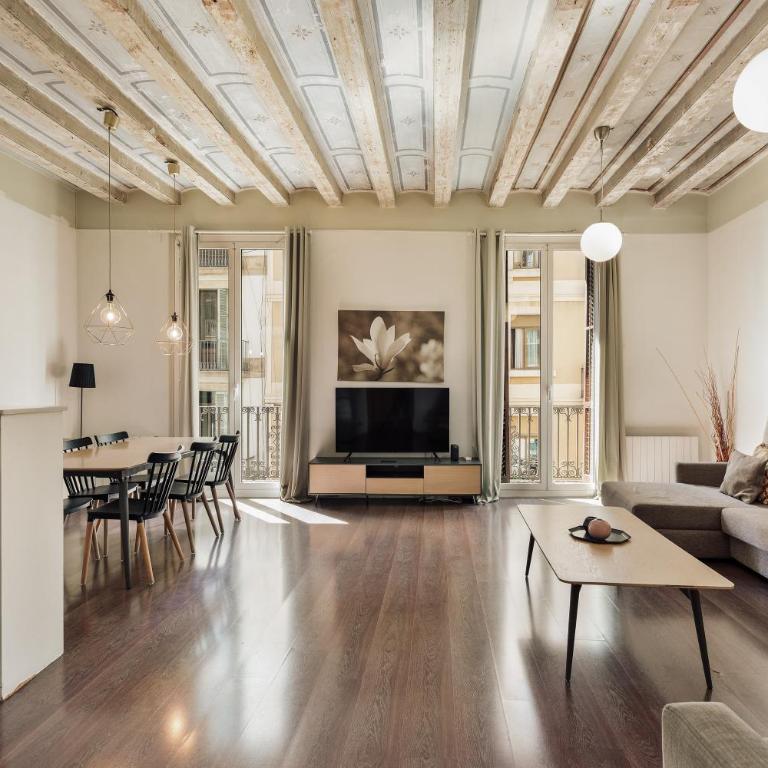 Rent Top Apartments near Plaza de Catalunya - Apartamento de 4 dormitorios con balcón - Hospital - 1