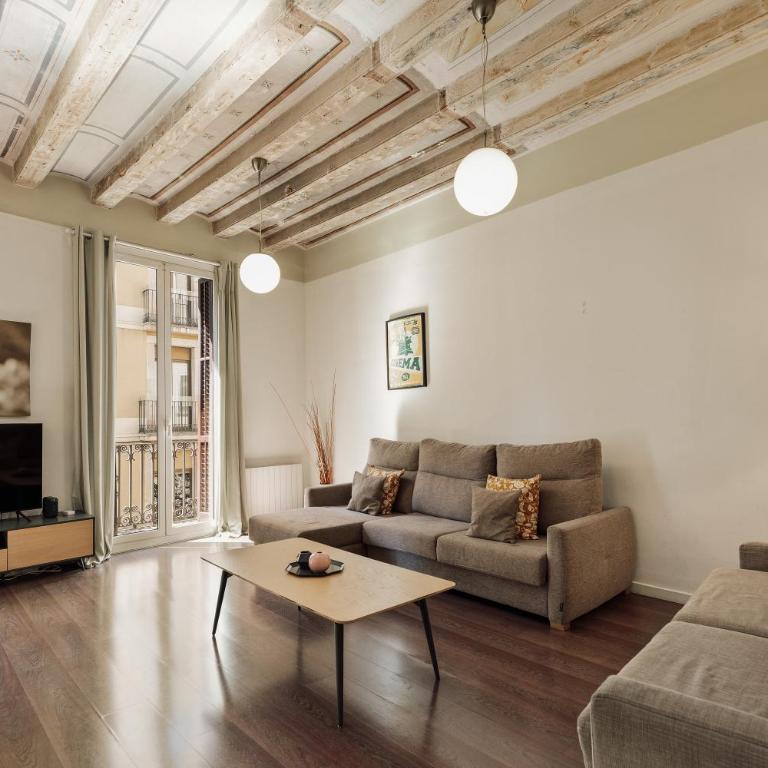 Rent Top Apartments near Plaza de Catalunya - Apartamento de 4 dormitorios con balcón - Hospital - 23