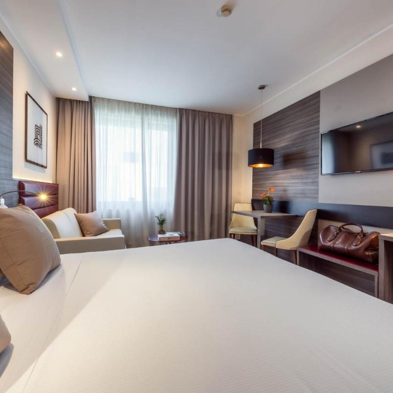 iH Hotels Milano Lorenteggio - Camera Matrimoniale Superior con Divano-Letto - 2