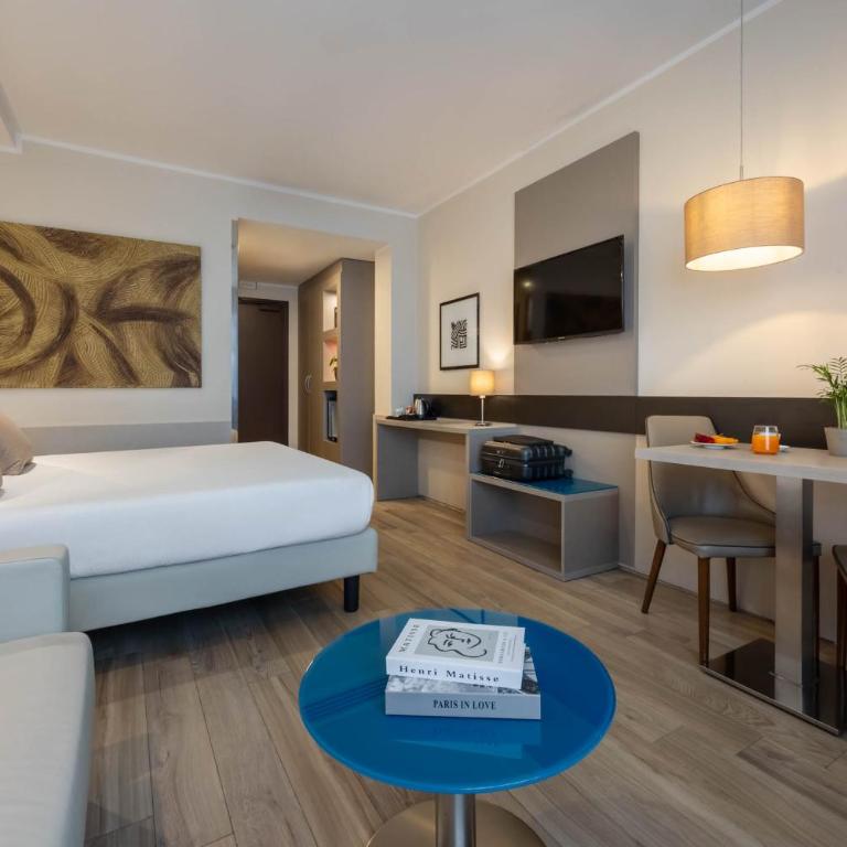 iH Hotels Milano Lorenteggio - Camera Matrimoniale Standard con Divano-Letto - 2