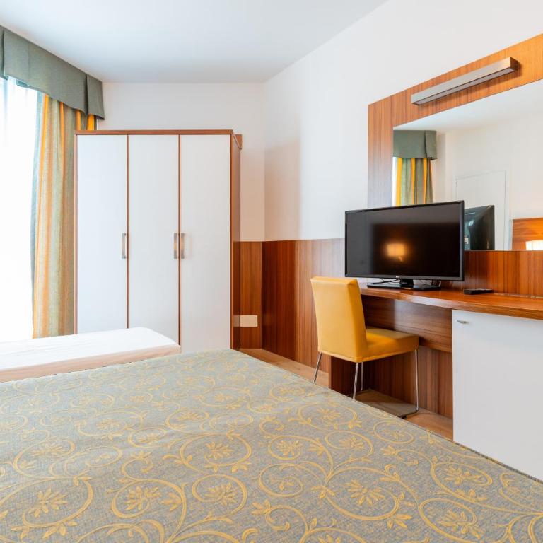 Hotel Touring - Camera Familiare (2 Adulti + 1 Bambino) - 3