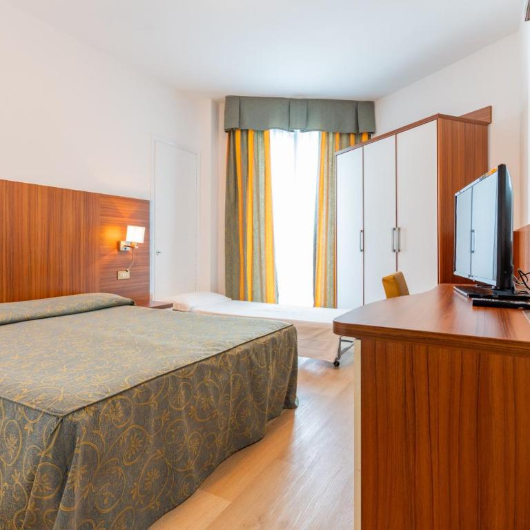 Hotel Touring - Camera Familiare (2 Adulti + 1 Bambino) - 5