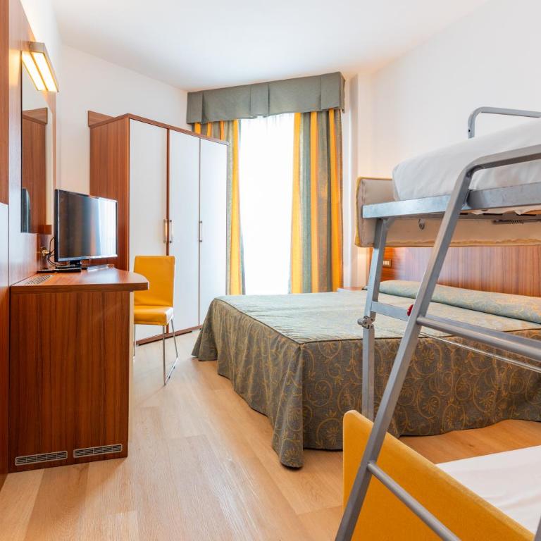 Hotel Touring - Camera Familiare (2 Adulti + 2 Bambini) - 2