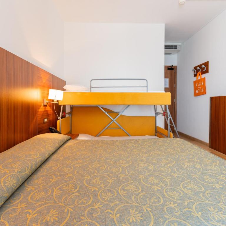 Hotel Touring - Camera Familiare (2 Adulti + 2 Bambini) - 5