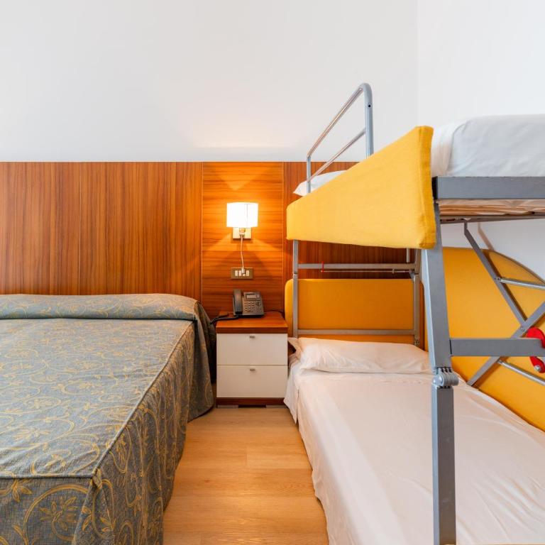 Hotel Touring - Camera Familiare (2 Adulti + 2 Bambini) - 6
