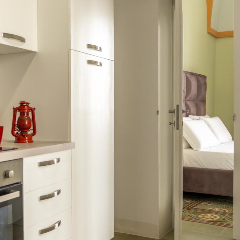 Corte Nobile - Residenze Storiche nel Cuore della Città Bianca - Camera Matrimoniale Deluxe con Balcone - 18