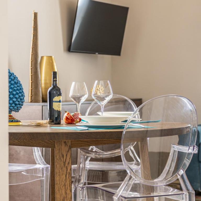 Corte Nobile - Residenze Storiche nel Cuore della Città Bianca - Camera Matrimoniale Deluxe con Balcone - 12