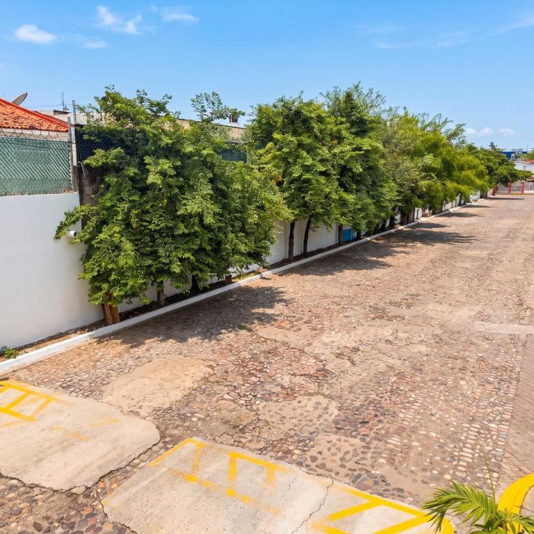 Polly's Home Aralias Boutique GuestHouse & PrivateSuites - Deluxe Doppelzimmer mit Balkon - 1