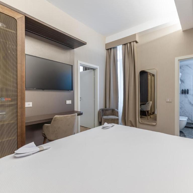 Hotel Raffaello - Sure Hotel Collection by Best Western - Camera Familiare con 1 Letto King-Size e 2 Letti Singoli - 5