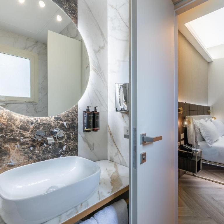Hotel Raffaello - Sure Hotel Collection by Best Western - Camera Familiare con 1 Letto King-Size e 2 Letti Singoli - 7