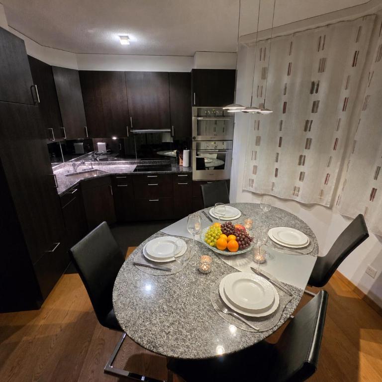 Residenz Ambassador 5 Sterne Luxus Apartments in Leukerbad mit Wellness & Fitness - Deluxe Apartment mit Balkon und 2 Schlafzimmern - 11