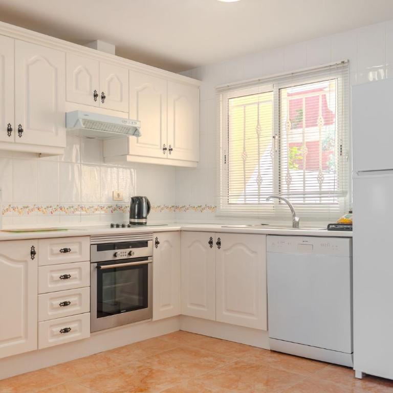 Cozy 2-Bedroom Apartment with Garden View in Costa Adeje - Apartment - 6